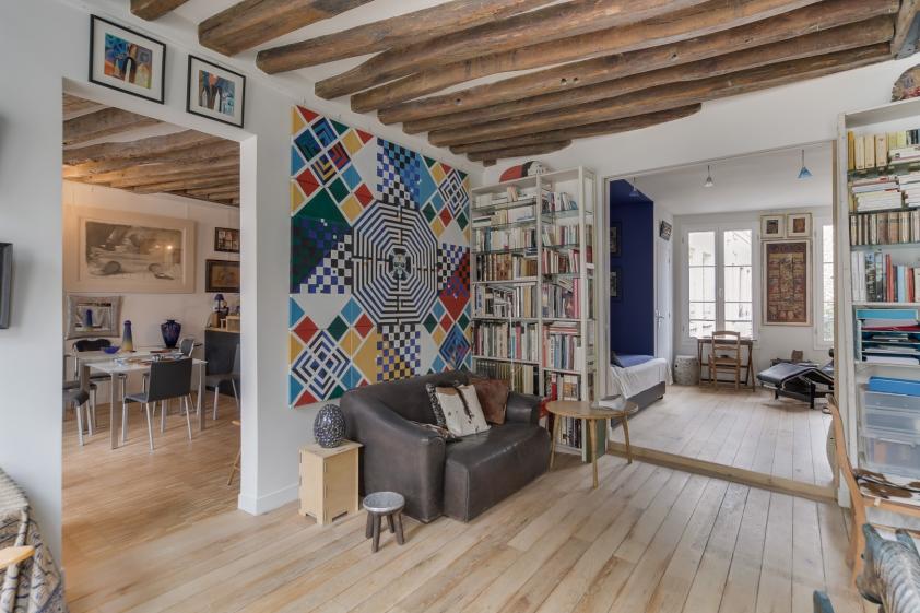 Salon avec ouverture sur chambre
