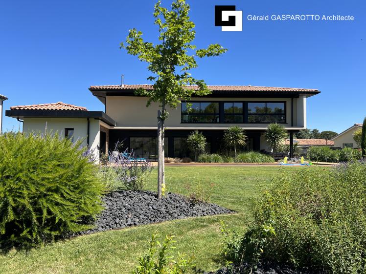 Villa contemporaine avec toitures tuiles