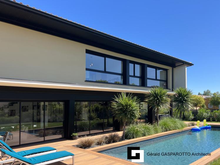 Villa contemporaine avec toitures tuiles