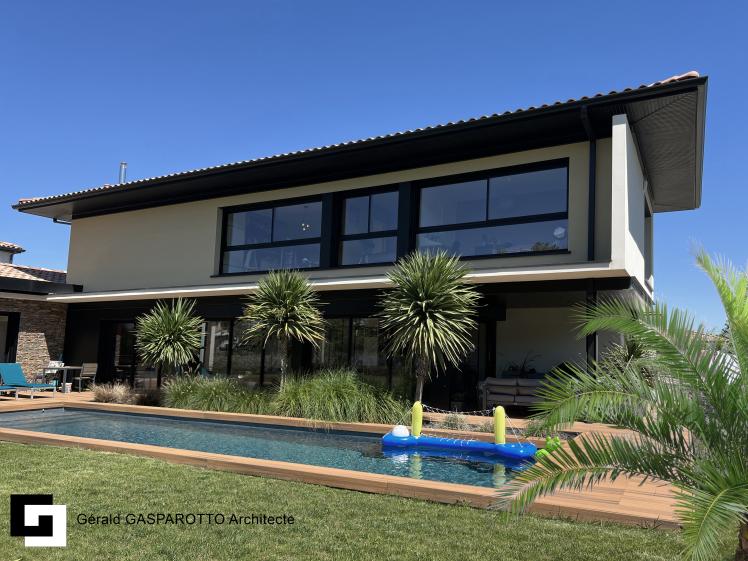 Villa contemporaine avec toitures tuiles