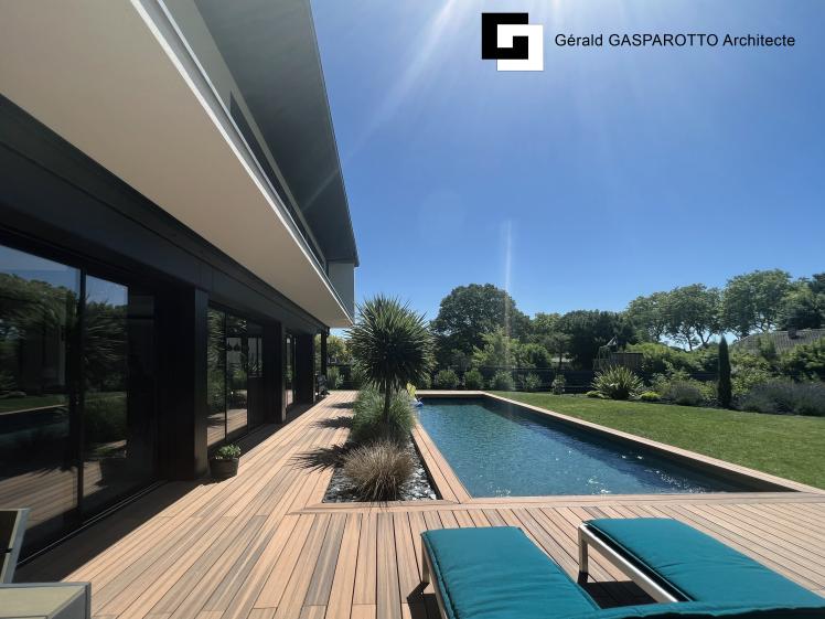 Villa contemporaine avec toitures tuiles