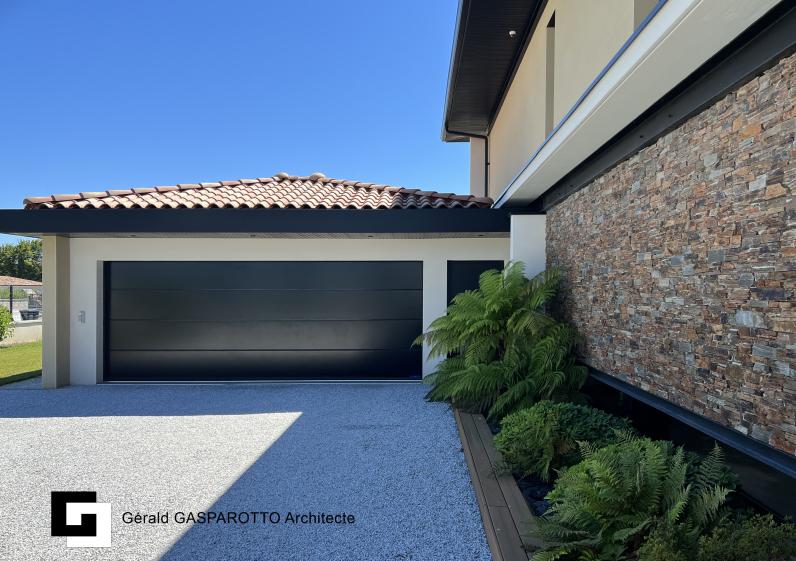 Villa contemporaine avec toitures tuiles