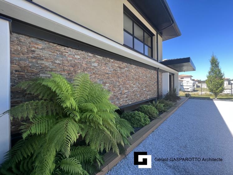 Villa contemporaine avec toitures tuiles