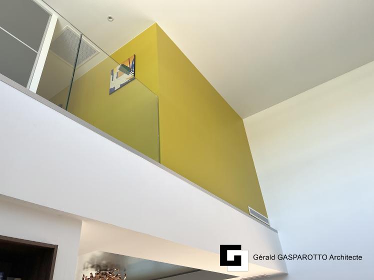 Villa contemporaine avec toitures tuiles