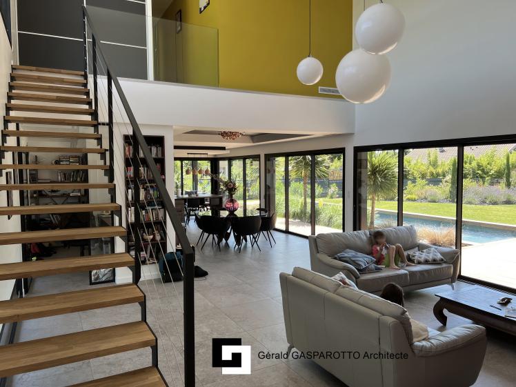 Villa contemporaine avec toitures tuiles
