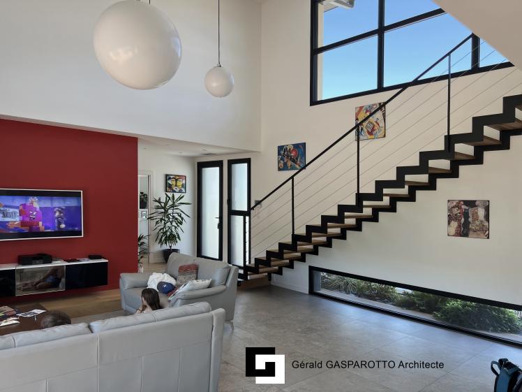 Villa contemporaine avec toitures tuiles