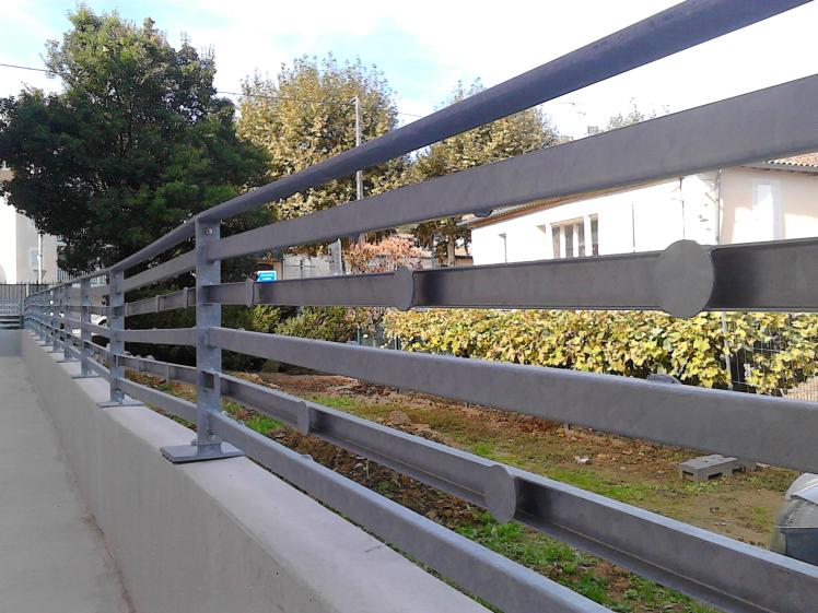 réalisation rampe béton et son garde corps métal  