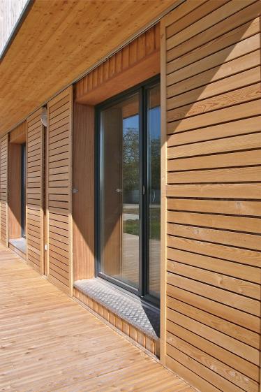 Détails sur le porte à faux et les volets coulissants persiennés en façade sud.