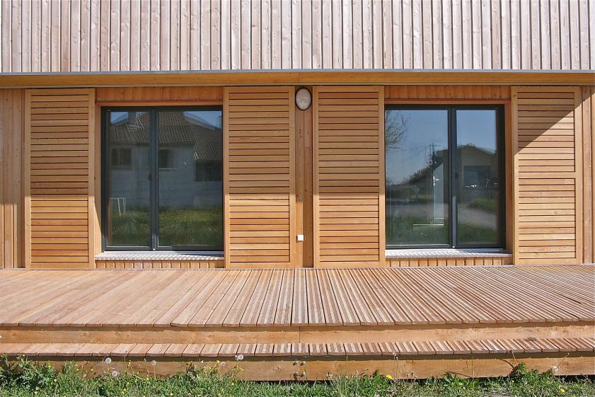 Détails sur la terrasse bois, le porte-à-faux et les baies en façade sud.