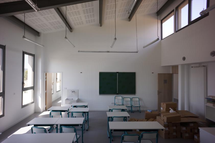 Vue sur une salle de classe de l'école élémentaire