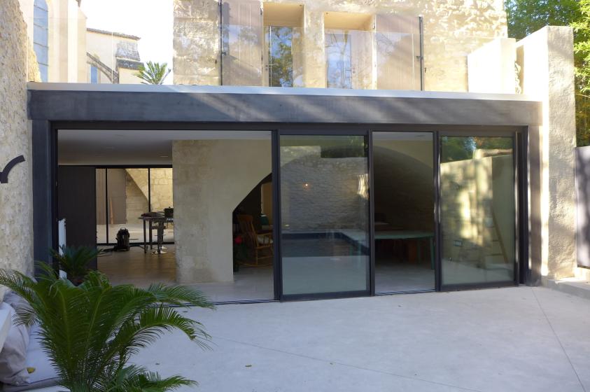 Façade vitrée - ouverture sur la cuisine 