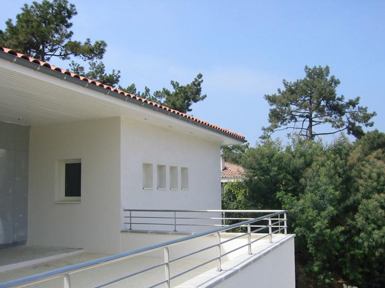 terrasse devant l'entrée