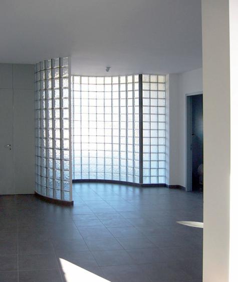 lumière diffuse dans le salon grâce à l'utilisation des carreaux de verre