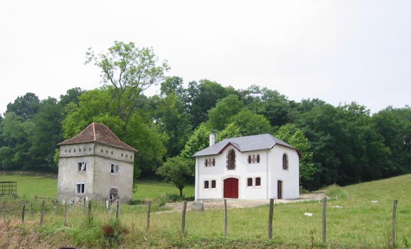 écuries rénovées et ancien pigeonnier