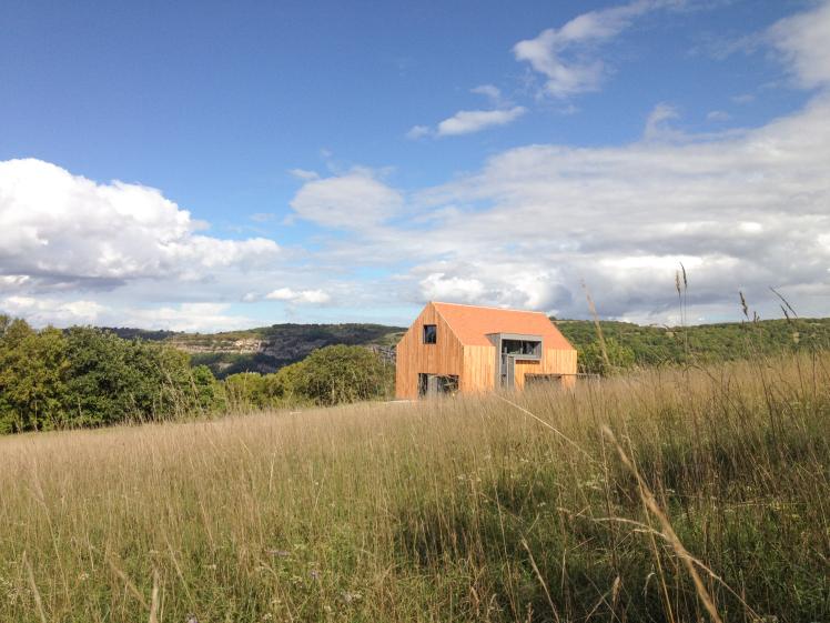 Une maison perdue dans le paysage