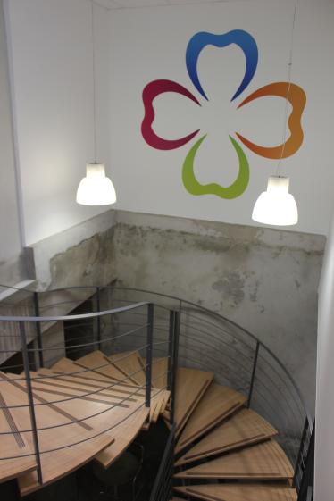 05_escalier_principal_reliant_hall_dacueil_et_hall_bas.jpg