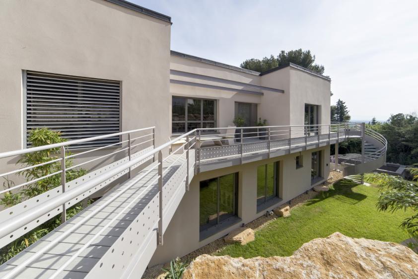 La passerelle permet l'accès à la maison