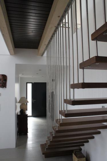 Escalier et vue vers l'entrée