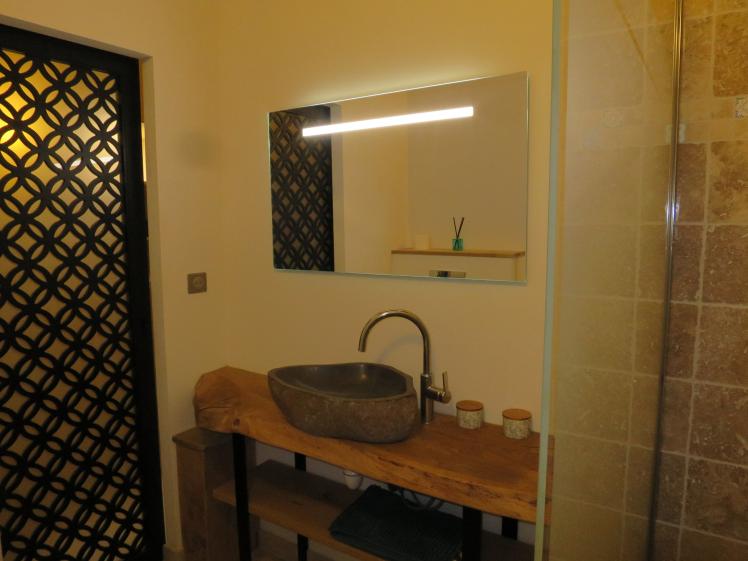 salle d'eau privative avec la chambre. Meuble vasque réalisé sur-mesure.
