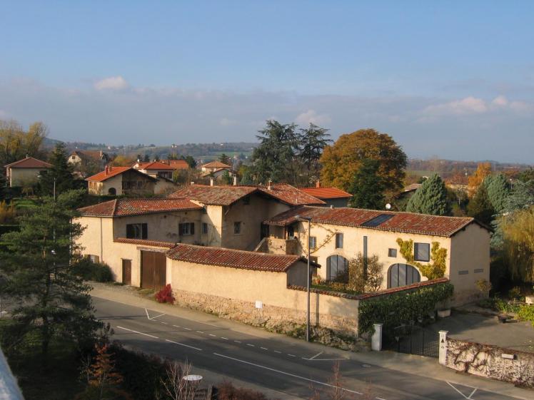 Vue lointaine sur la maison réhabilitée