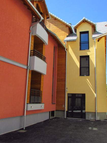 Façade rue de la buanderie avec entrée principale