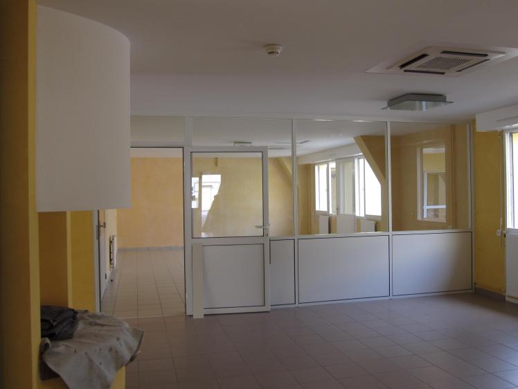 Vue sur salle de repos dans bâtiment existant