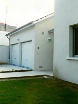  acces au jardinet côté rue : garage voitures, entrée et ch