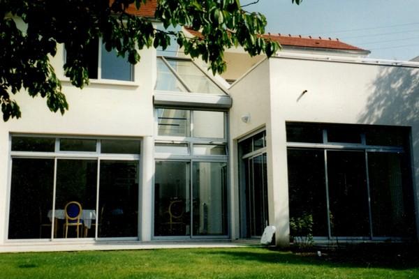  façade jardin : séjour et cuisine
