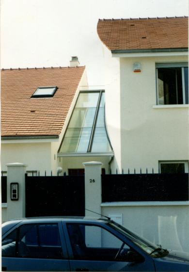 Face à l'entrée