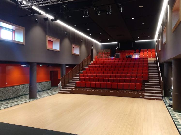 Salle tribunes déployées