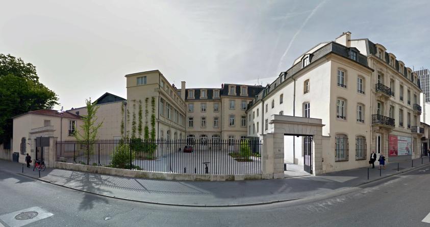 Vue sur la cour depuis la rue Stanislas