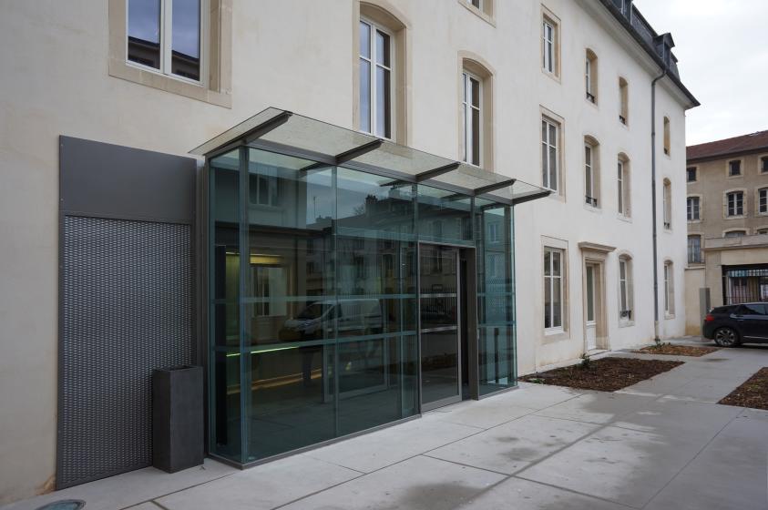 Sas d'entrée depuis la cour