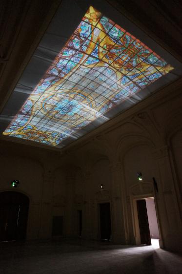 Verrière de la salle des Séances avec projection