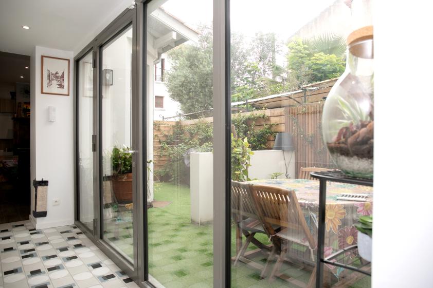 l'entrée-verrière et le patio
