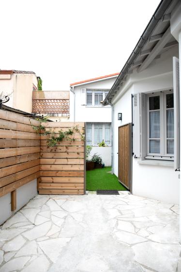 le patio avec l'emplacement pour la voiture