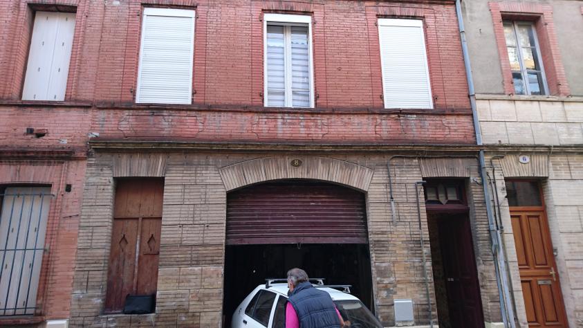 Façade sur rue avant travaux : garage