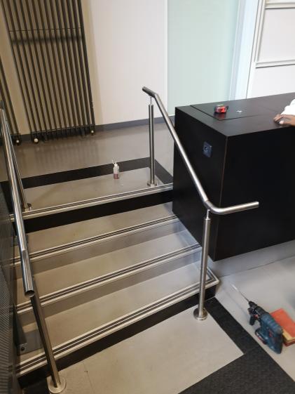 équipements des escaliers : main courante, nez de marches, etc