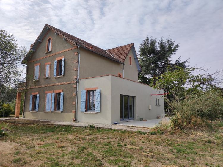 La maison après la démolition partielle de l'étage et après les enduits