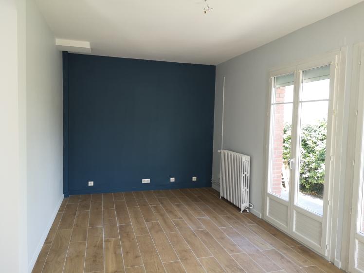 Le salon :  : remplacement du parquet par des lames de grés cérame imitation par
