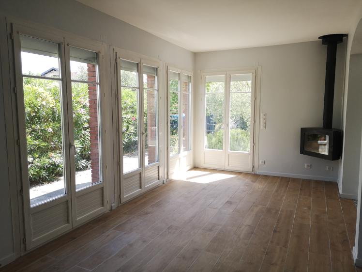 Le salon : remplacement du parquet par des lames de grés cérame imitation parque
