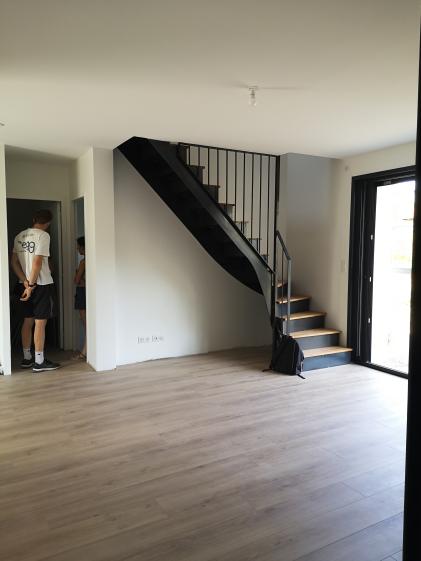 Les travaux en cours de finition : le salon