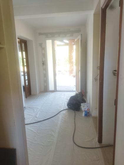 Les travaux en cours de finition : le dégagement et l'entrée de la maison