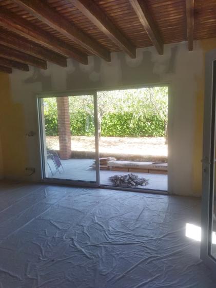 Les travaux en cours de finition : le salon avec agrandissement d'une baie