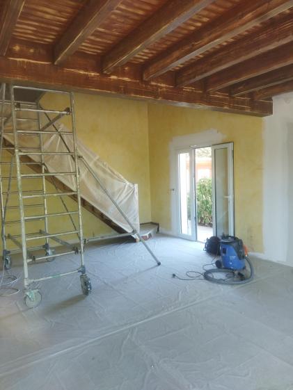 Les travaux en cours de finition : le salon 