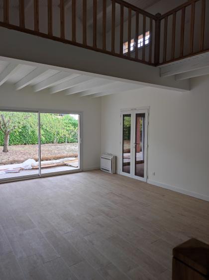 Le salon : agrandissement d'une baie, pose de carrelage imitation parquet et pei