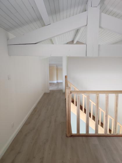 La mezzanine : pose d'un sol souple en lames, peintures