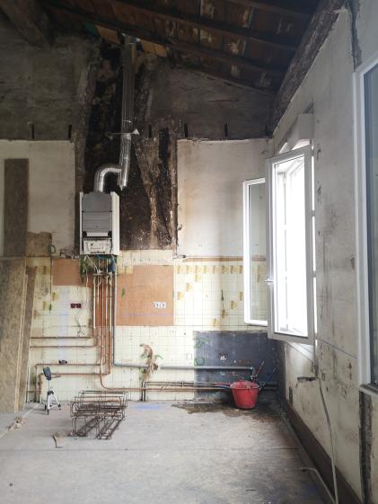 Les travaux de démolition du plancher des combles