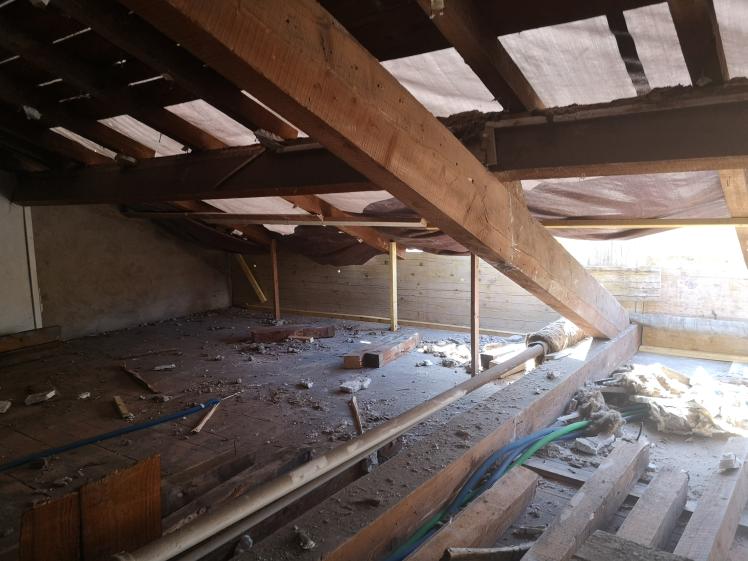 Les travaux de démolition des combles, rehausse des murs pignons en maçonnerie e