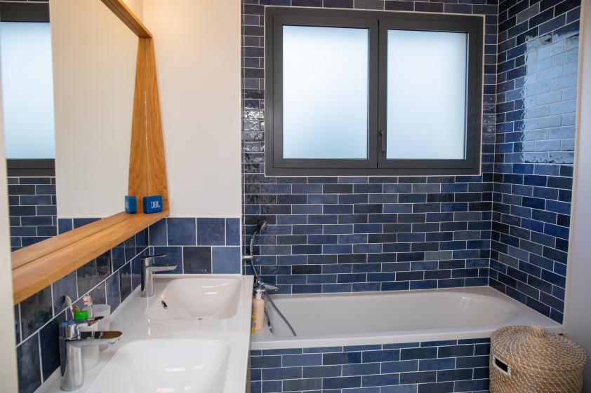 la salle de bains entièrement refaite