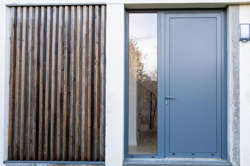 la modification de l'accès à la maison, fermeture du porche par éléments bois et